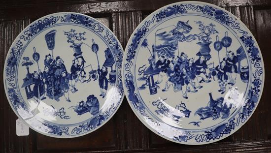 Two graduated Chinese blue and white dishes, 19th century largest diameter 38cm